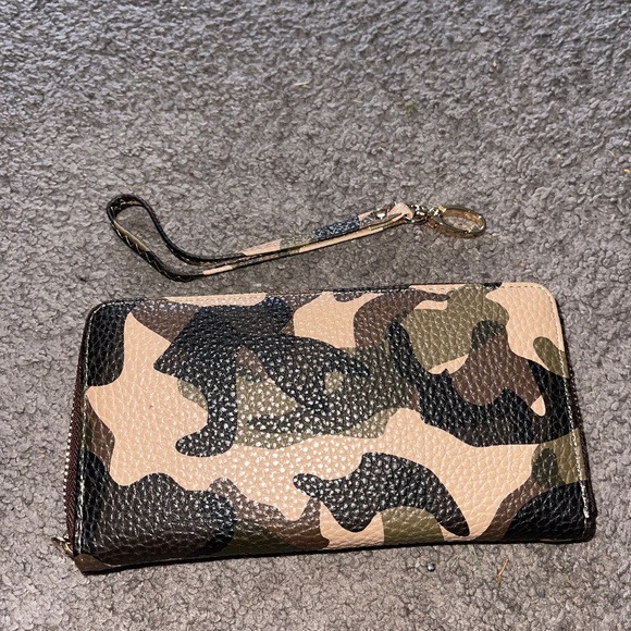 Camouflage Wristlet or Wallet - Picture 4 of 5